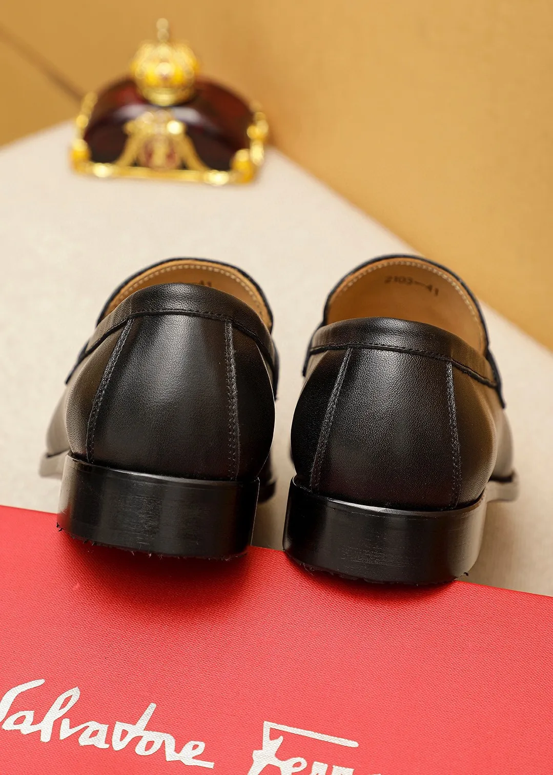Men's shoes 💰460 💐 Product trademark: Ferragamo "Ferragamo" casual leather shoes Regular size: 38-44 (45.46🉑️customized) Product materials: Selected imported first-layer calfskin upper + luxury hardware buckle, imported water-dyed cowhide leather lining. Strong three-dimensional visual effect, original outsole color: 2⃣️seed leather materials optional